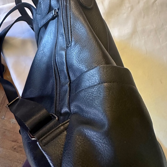 Versitle many compartment laptop backpack/purse/carryall - Picture 8 of 10